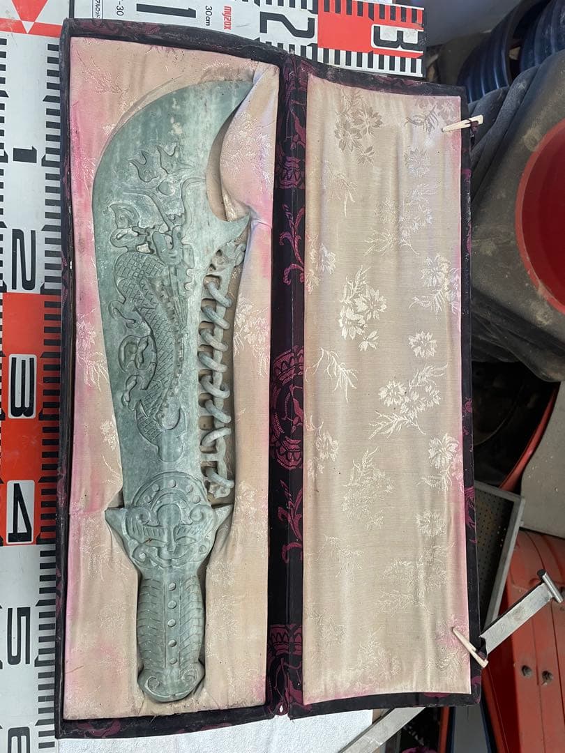 中国 古玩 石製 緑石 彫刻 刀形 龍文 飾物 化粧箱付 縁起物 美術