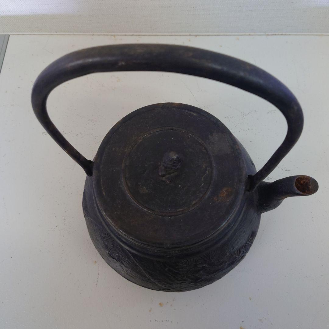 黒い鋳鉄製鉄瓶 花模様