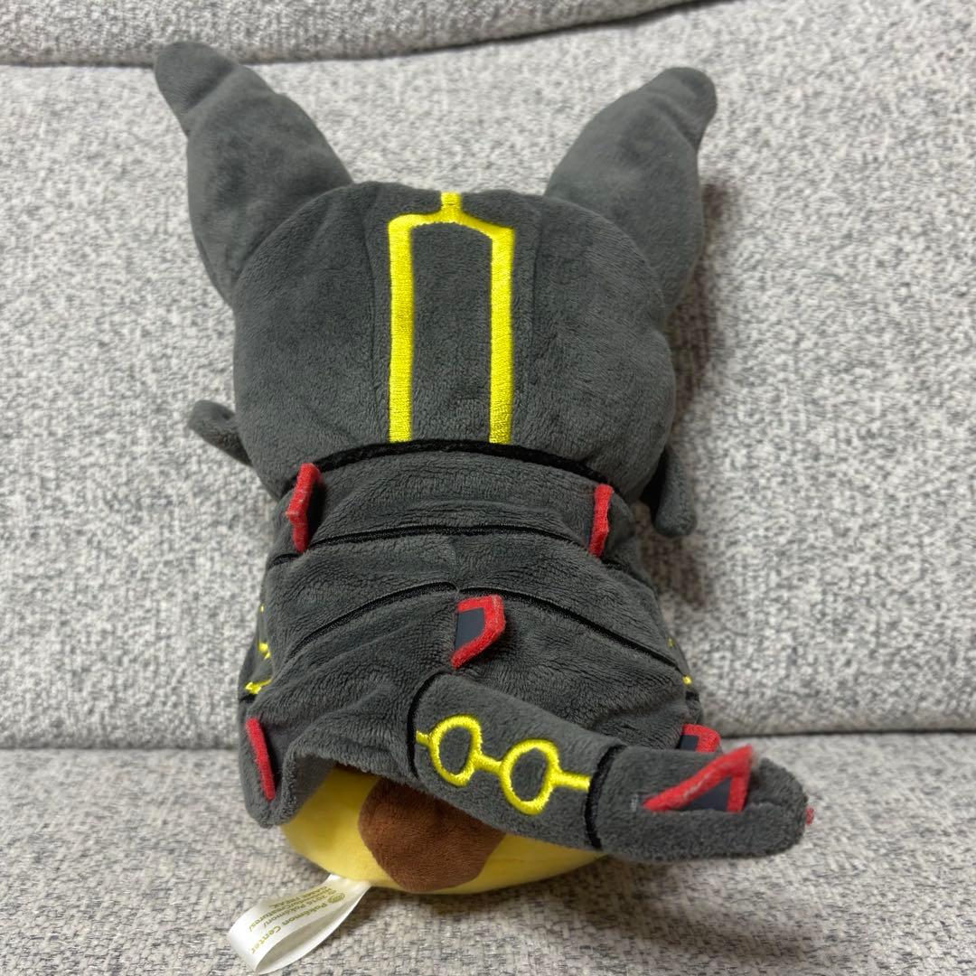 ポケモン 黒いレックウザのポンチョをきたピカチュウ ぬいぐるみ