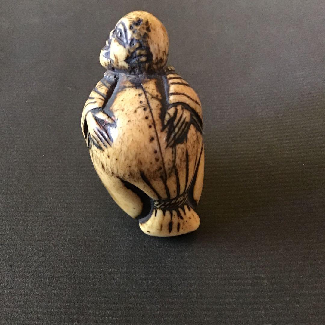 根付「米袋を抱く唐人」江戸時代保証　材質日本本州鹿角