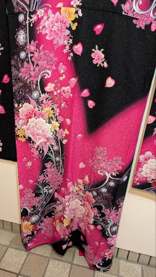 【現代柄•ハート】振袖 黒とピンクの花柄• ハートがポイント！L〜LＬサイズ