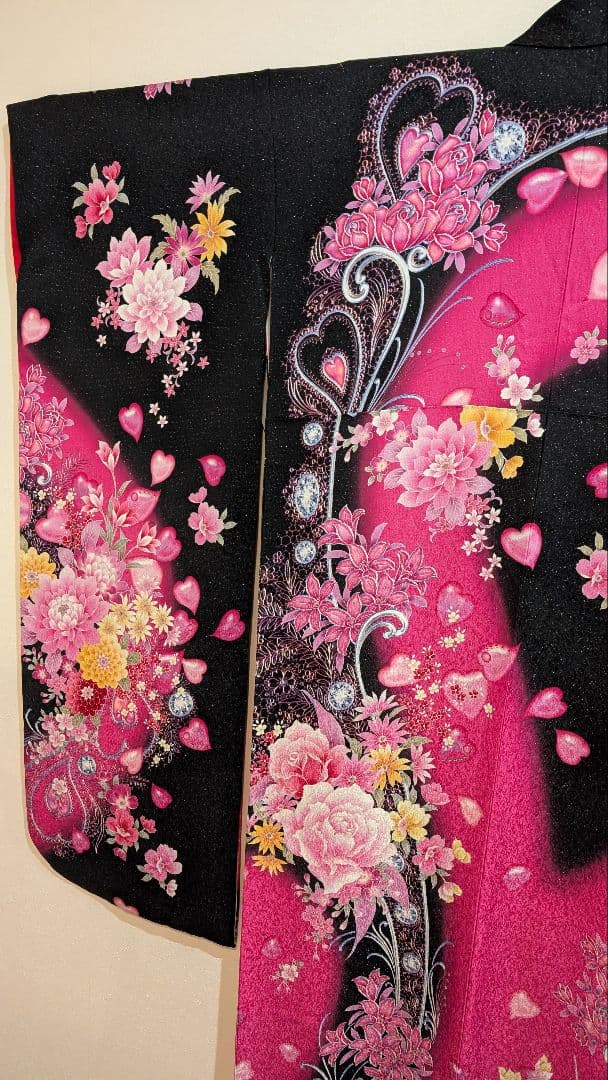 【現代柄•ハート】振袖 黒とピンクの花柄• ハートがポイント！L〜LＬサイズ