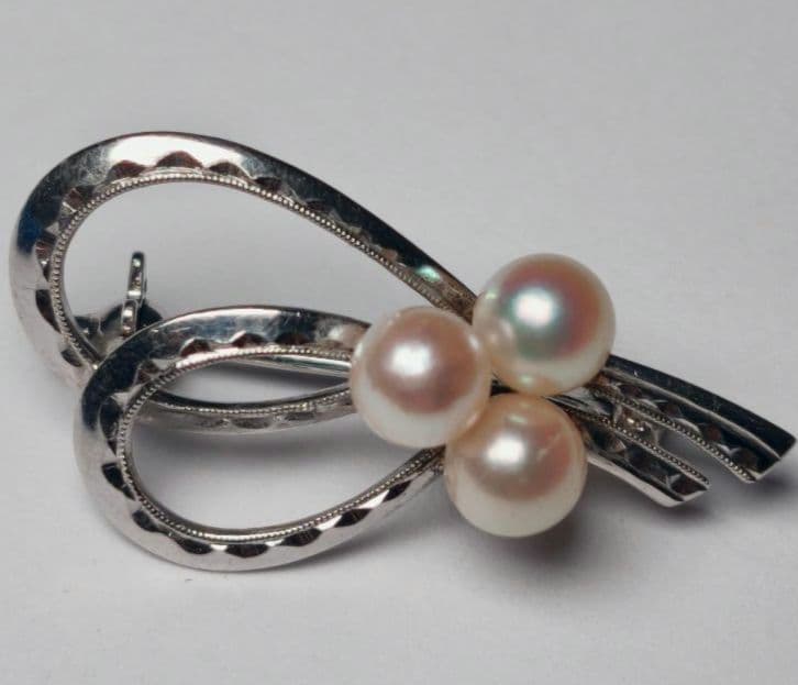 【美品 最高級】ミキモト ブローチ パール リボン 3珠 皇室御用達