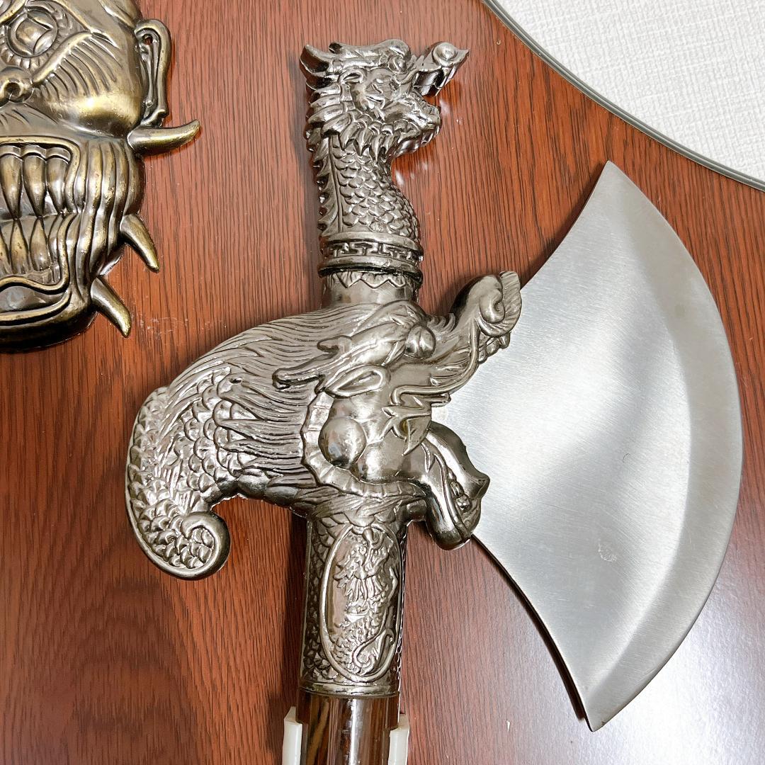 【希少✨】バトルアックスの壁掛け　中世ヨーロッパ風の壁掛け　鉄製で重量感あり