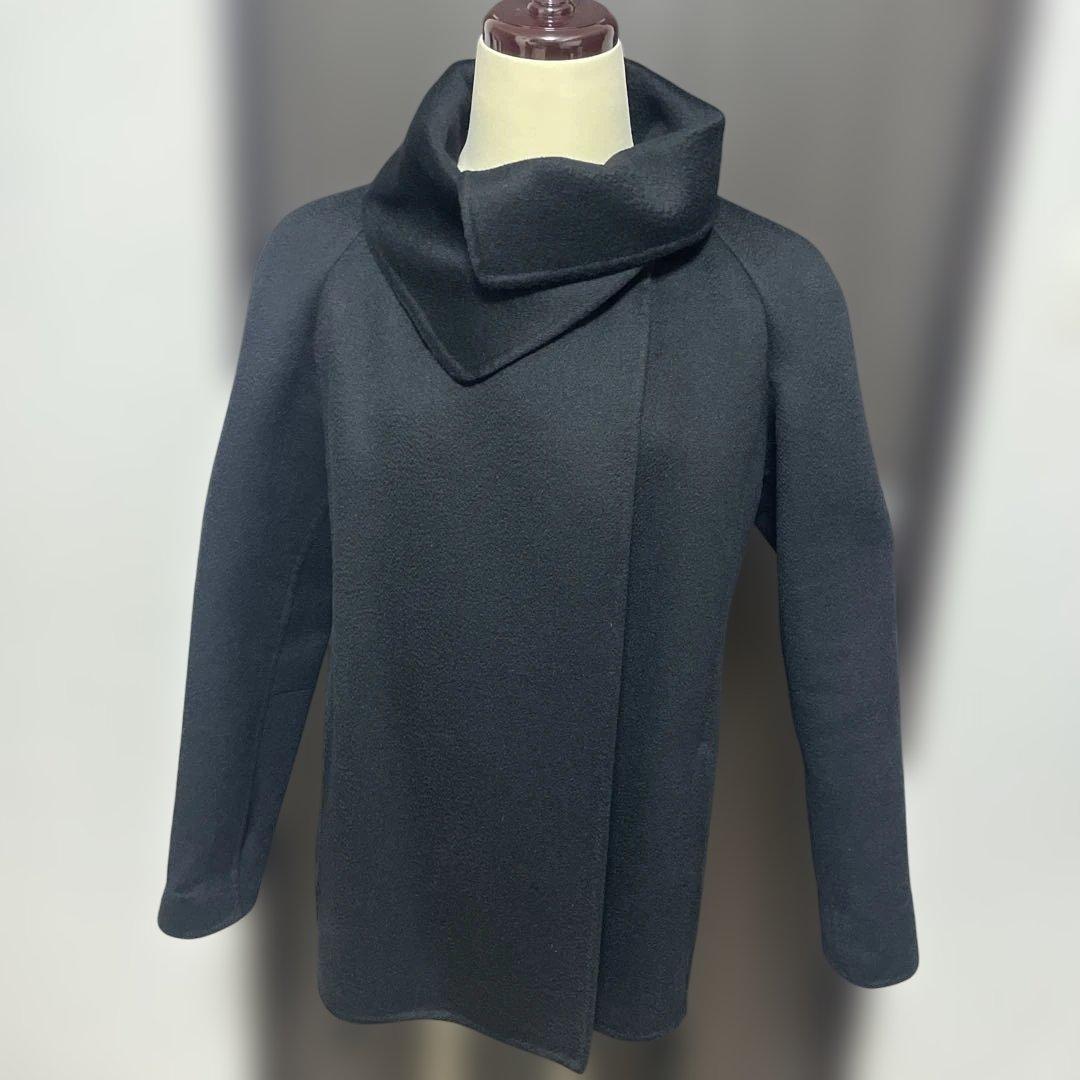 黒いベルト付きチェスターコート