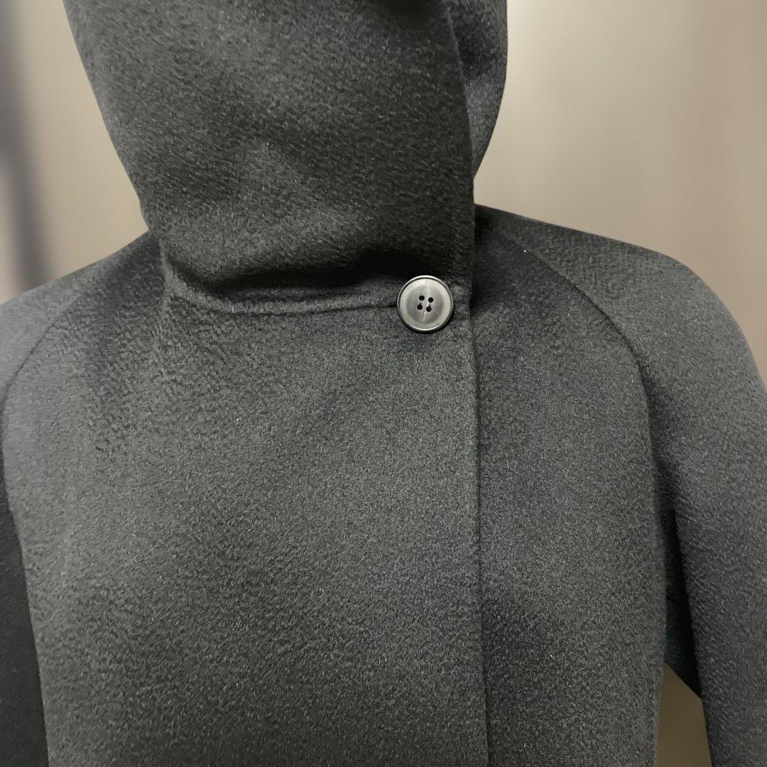 黒いベルト付きチェスターコート