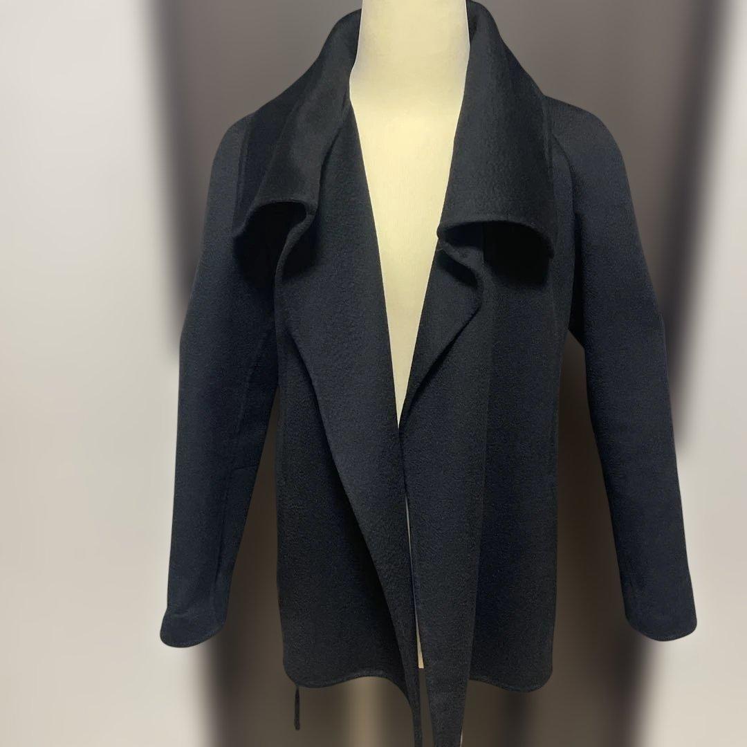 黒いベルト付きチェスターコート