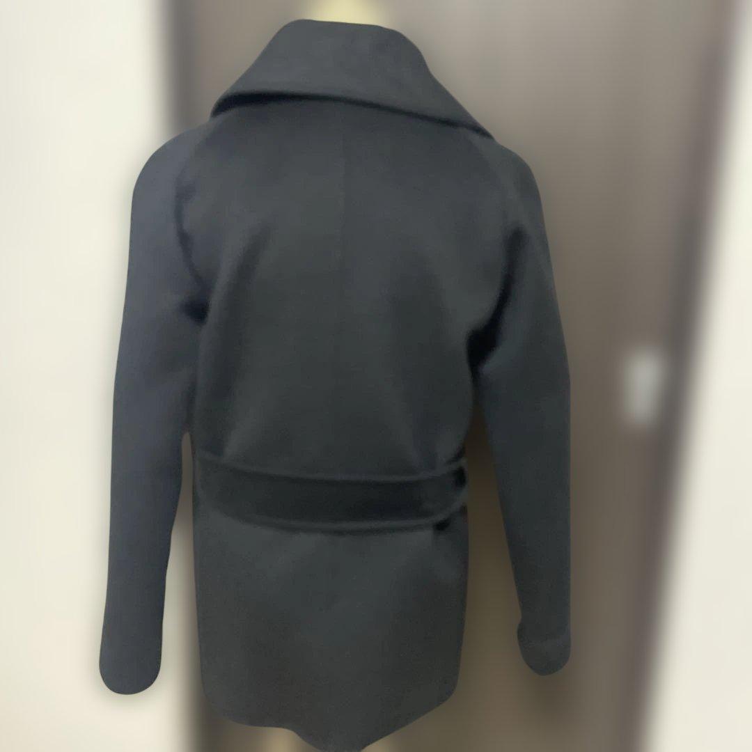 黒いベルト付きチェスターコート