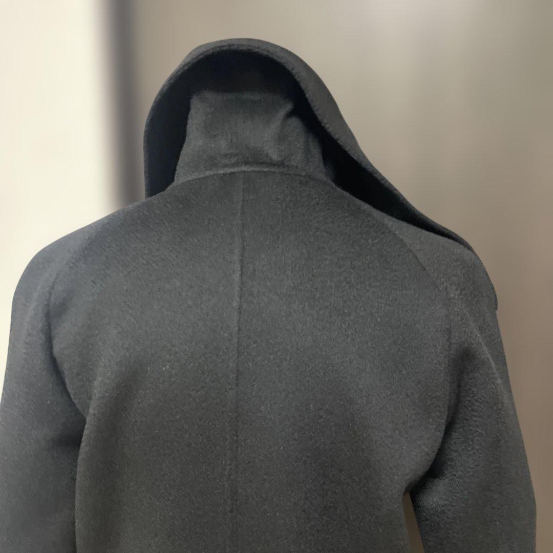 黒いベルト付きチェスターコート