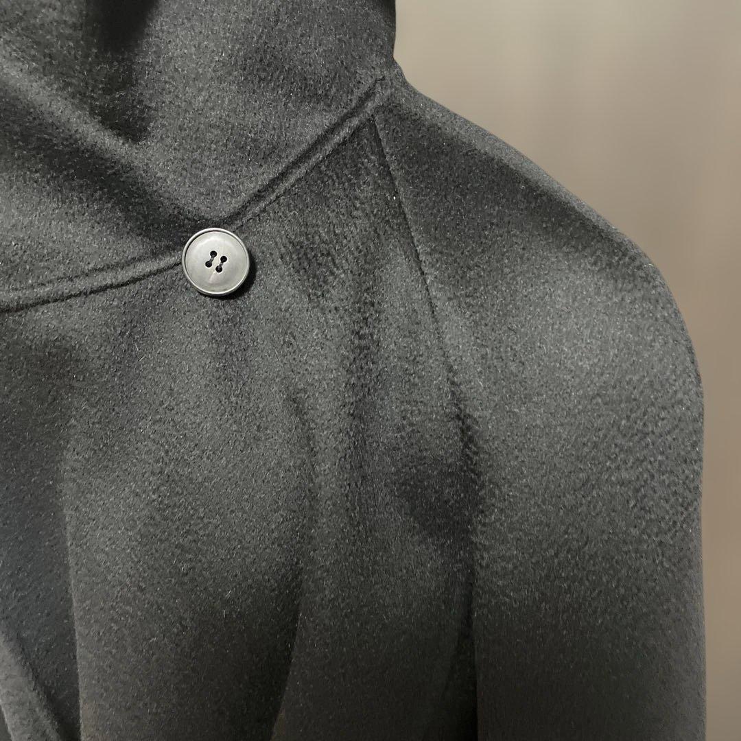 黒いベルト付きチェスターコート