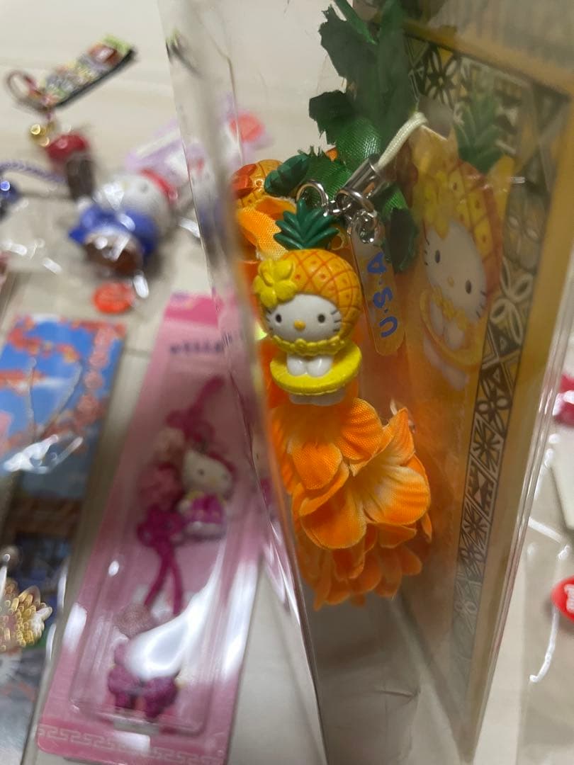 新品希少 サンリオ ご当地ハローキティ ハワイ 韓国 アゲハ蝶 根付けストラップ