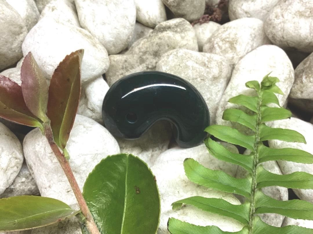 神宿る【 出雲石(青緑色の碧玉) 】島根県花仙山瑪瑙　青瑪瑙　出雲型勾玉　鑑別