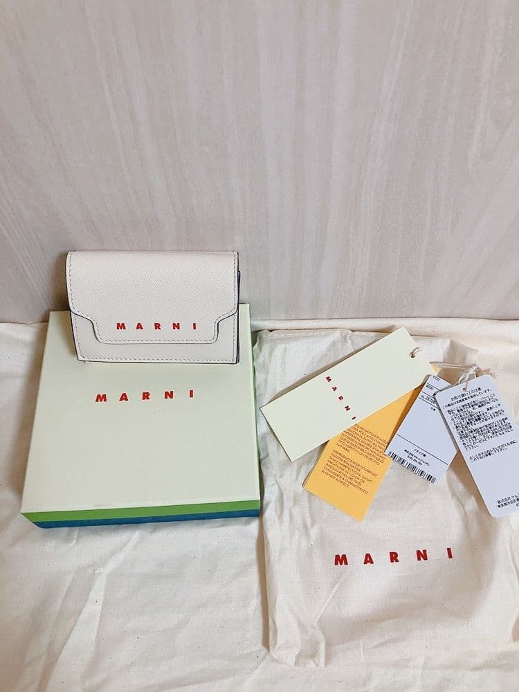 ほぼ未使用☆MARNIマルニ ロゴ　サフィアーノレザー 三つ折り財布 アイボリー