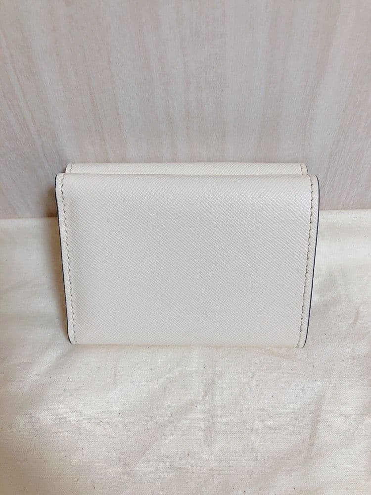 ほぼ未使用☆MARNIマルニ ロゴ　サフィアーノレザー 三つ折り財布 アイボリー