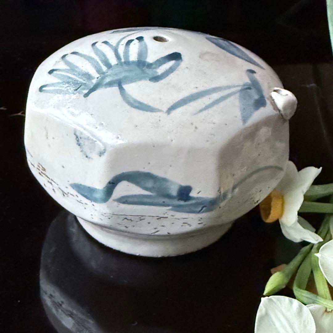 108様感謝‼️大陸の息吹‼️書人の心　染付草花文時代染付水注　水滴一点