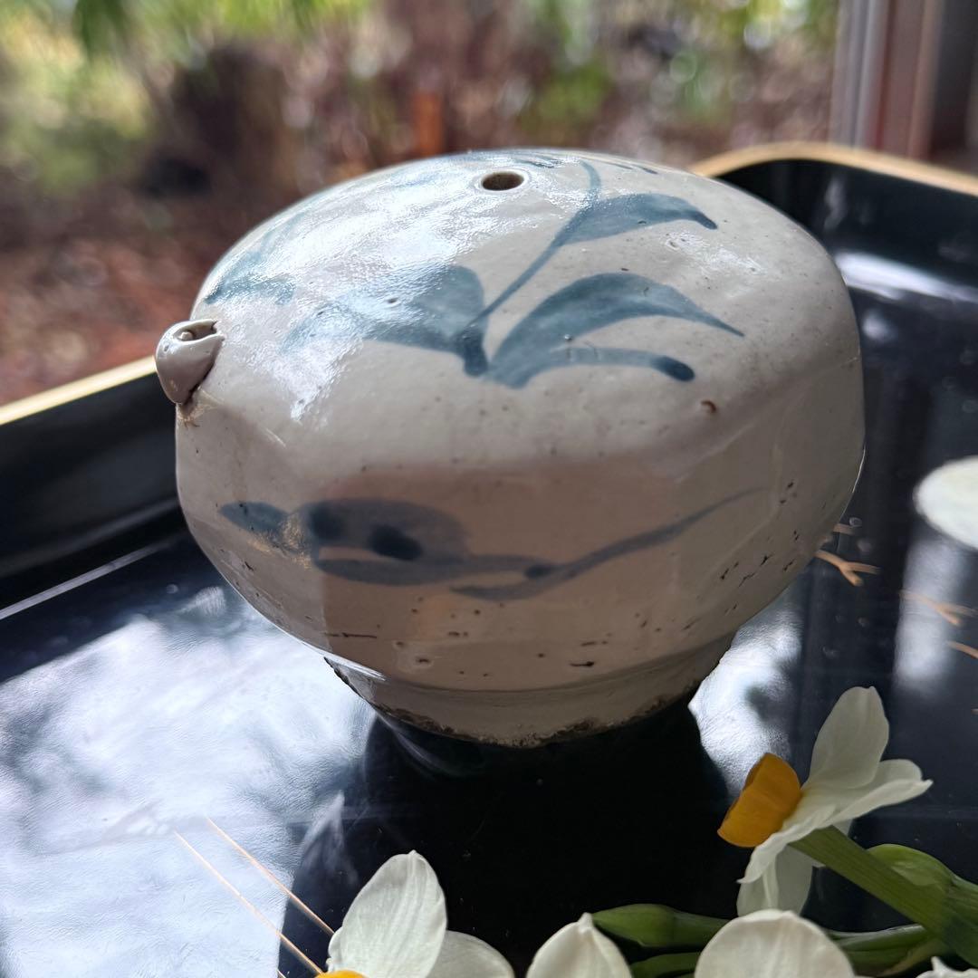 108様感謝‼️大陸の息吹‼️書人の心　染付草花文時代染付水注　水滴一点