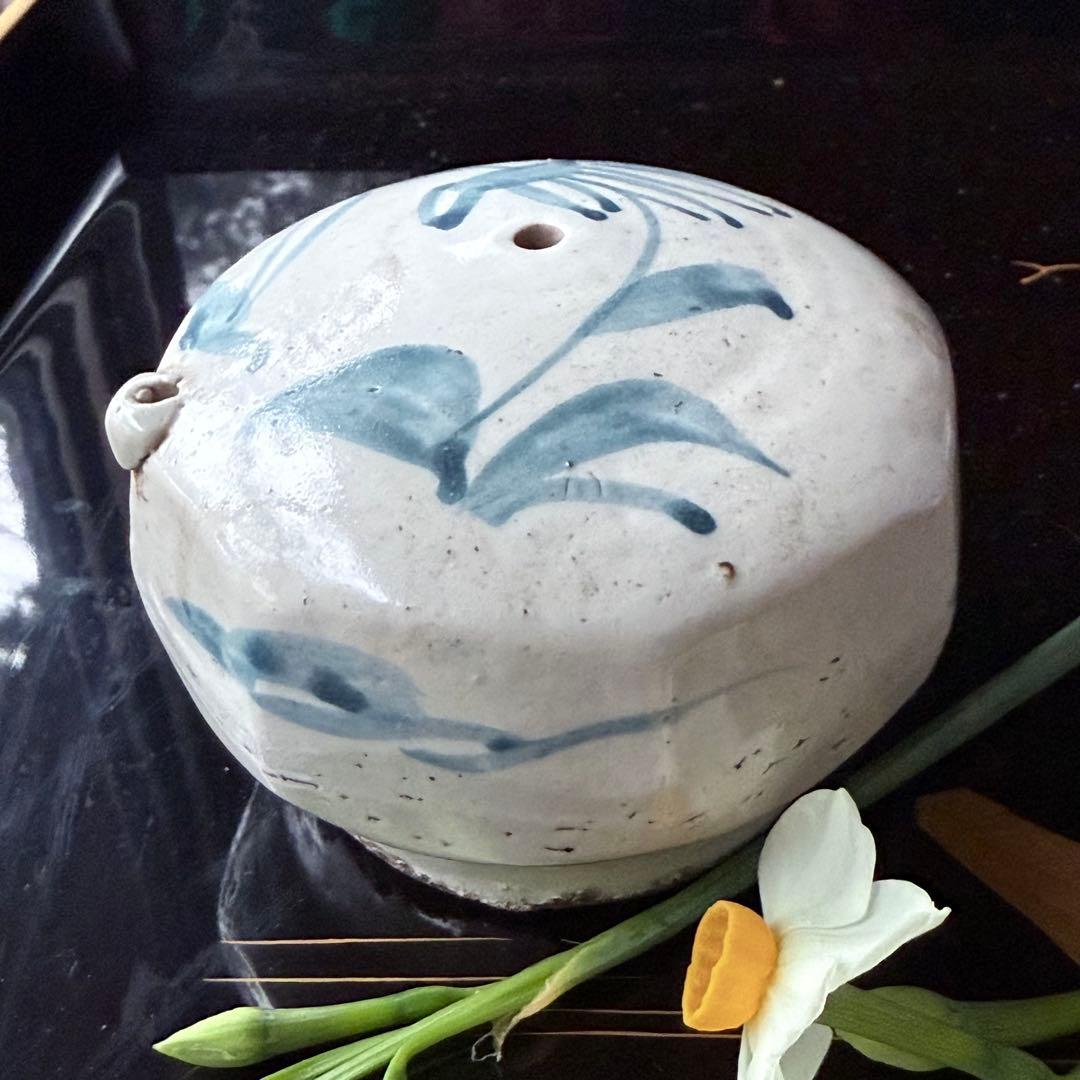 108様感謝‼️大陸の息吹‼️書人の心　染付草花文時代染付水注　水滴一点