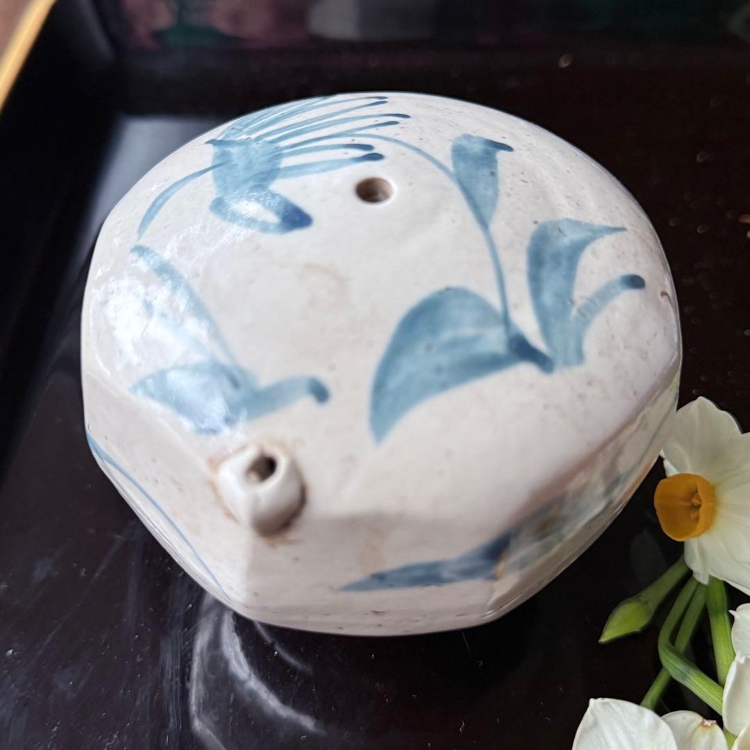 108様感謝‼️大陸の息吹‼️書人の心　染付草花文時代染付水注　水滴一点