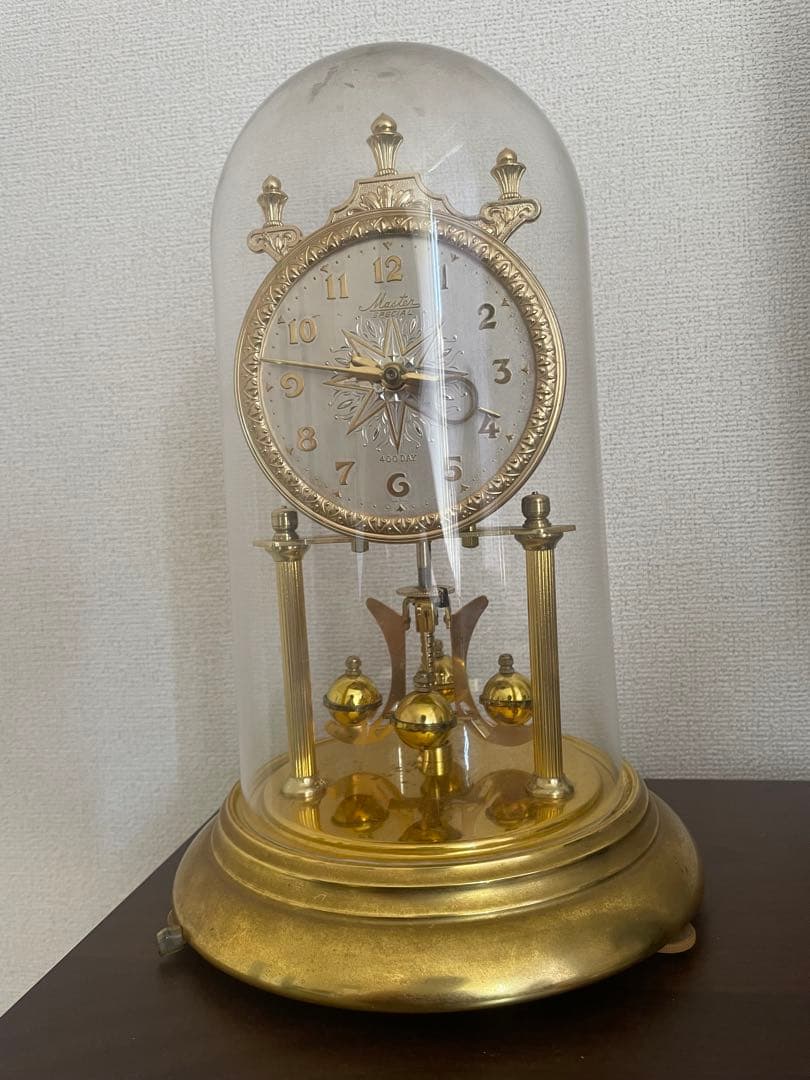 ガラスドーム付き金色振り子時計