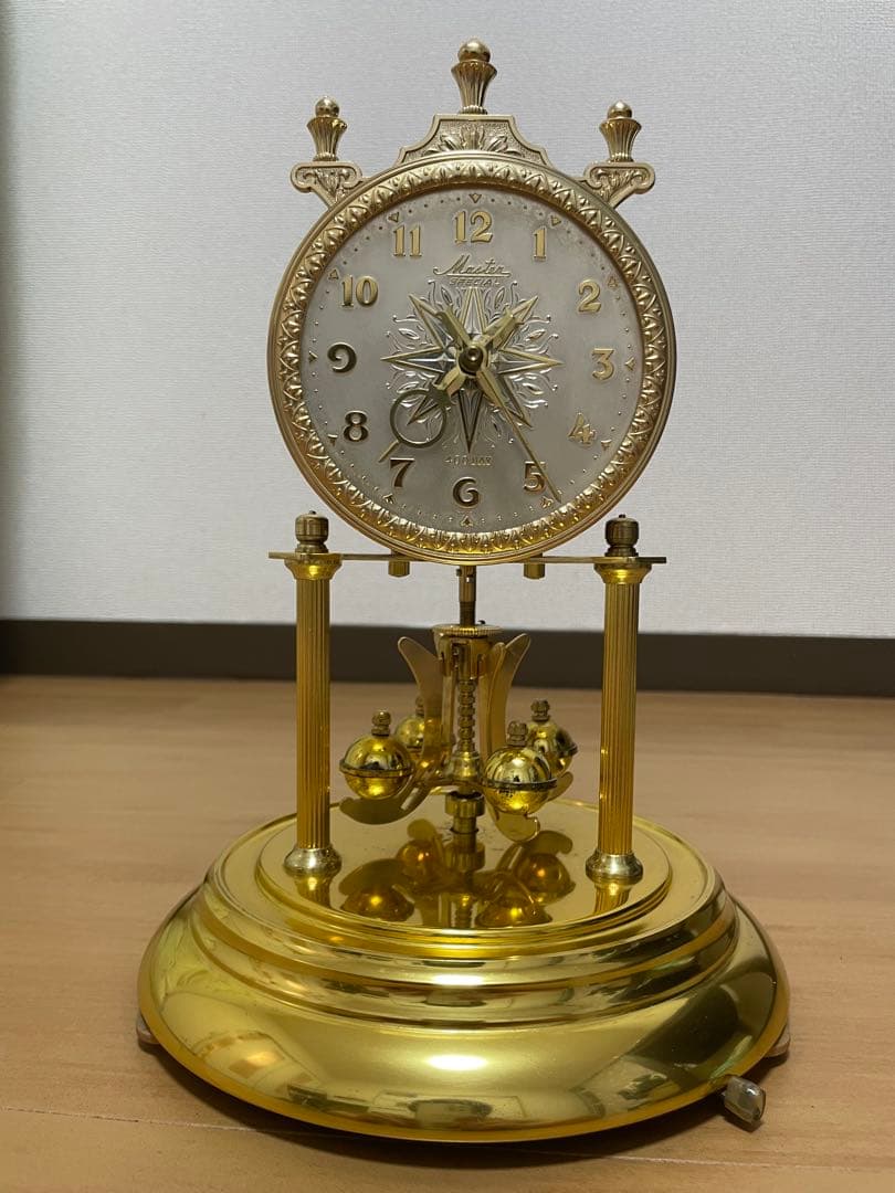 ガラスドーム付き金色振り子時計