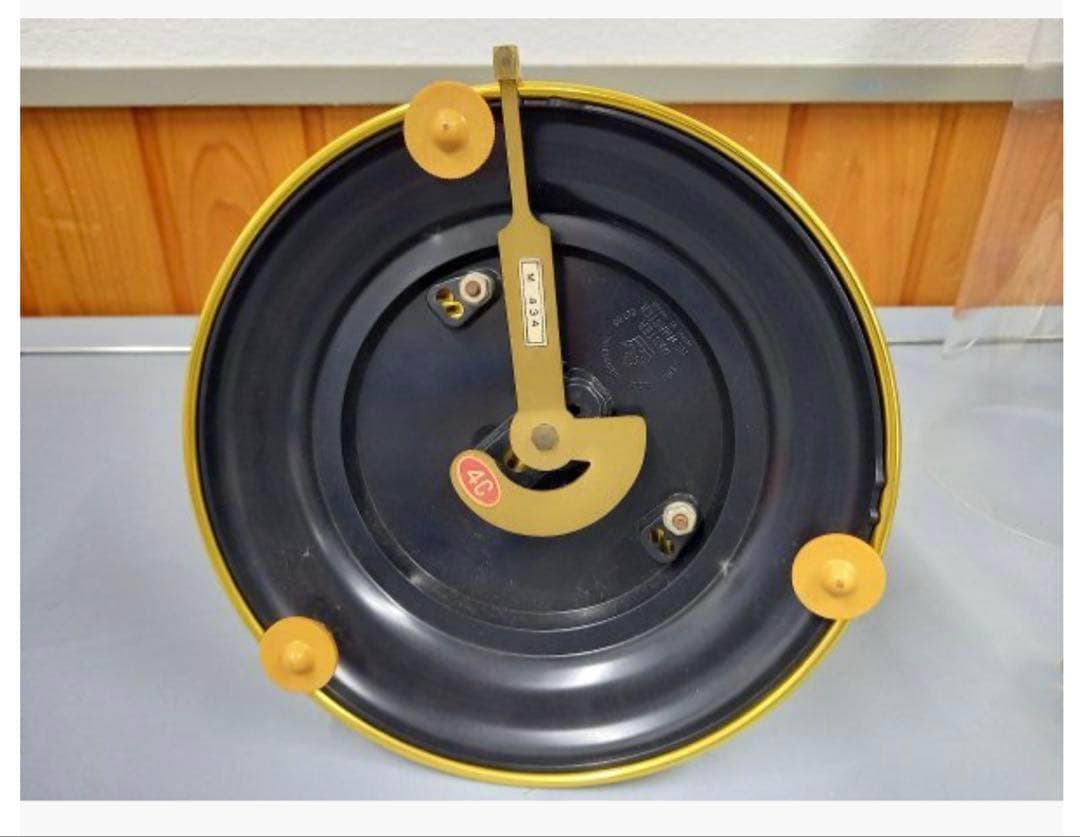 ガラスドーム付き金色振り子時計