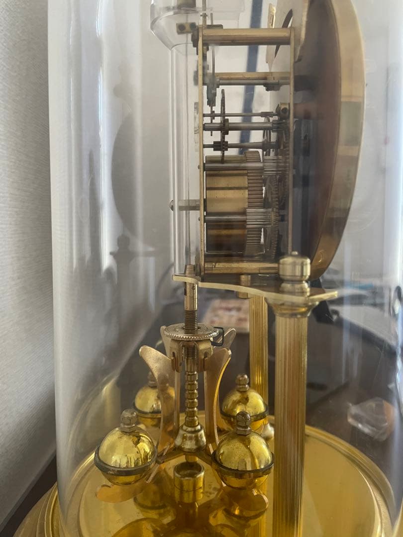 ガラスドーム付き金色振り子時計