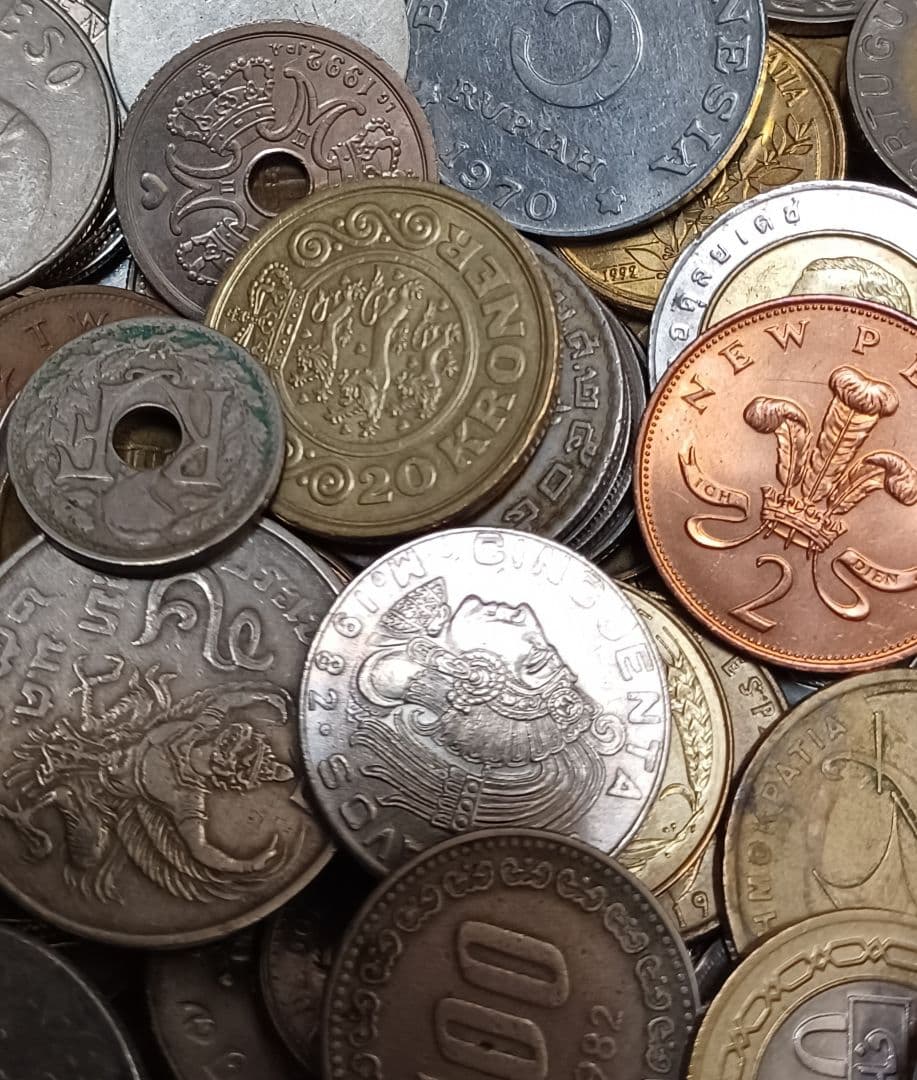 重さ1.7kg分の海外(外国)硬貨 ケースの硬貨おまけ付きとおまけ銀貨1点