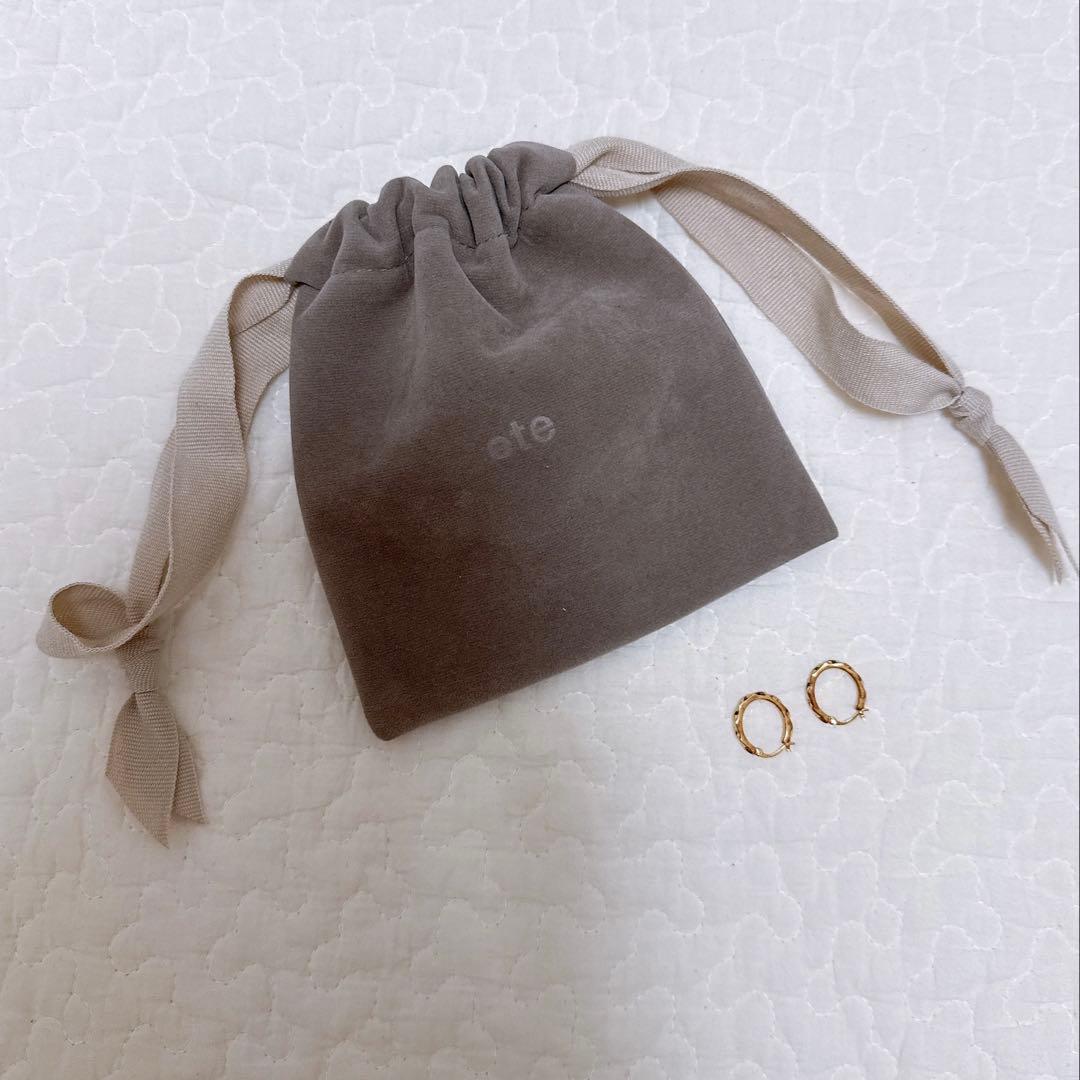 ete ツイストフープピアス　ゴールド