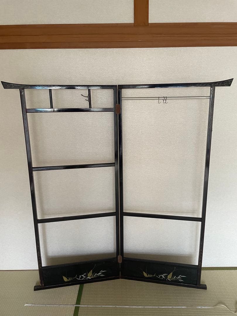漆塗り　黒の木製衣桁 花の絵柄付き　着物掛け　着物ハンガー　衣桁　骨董品