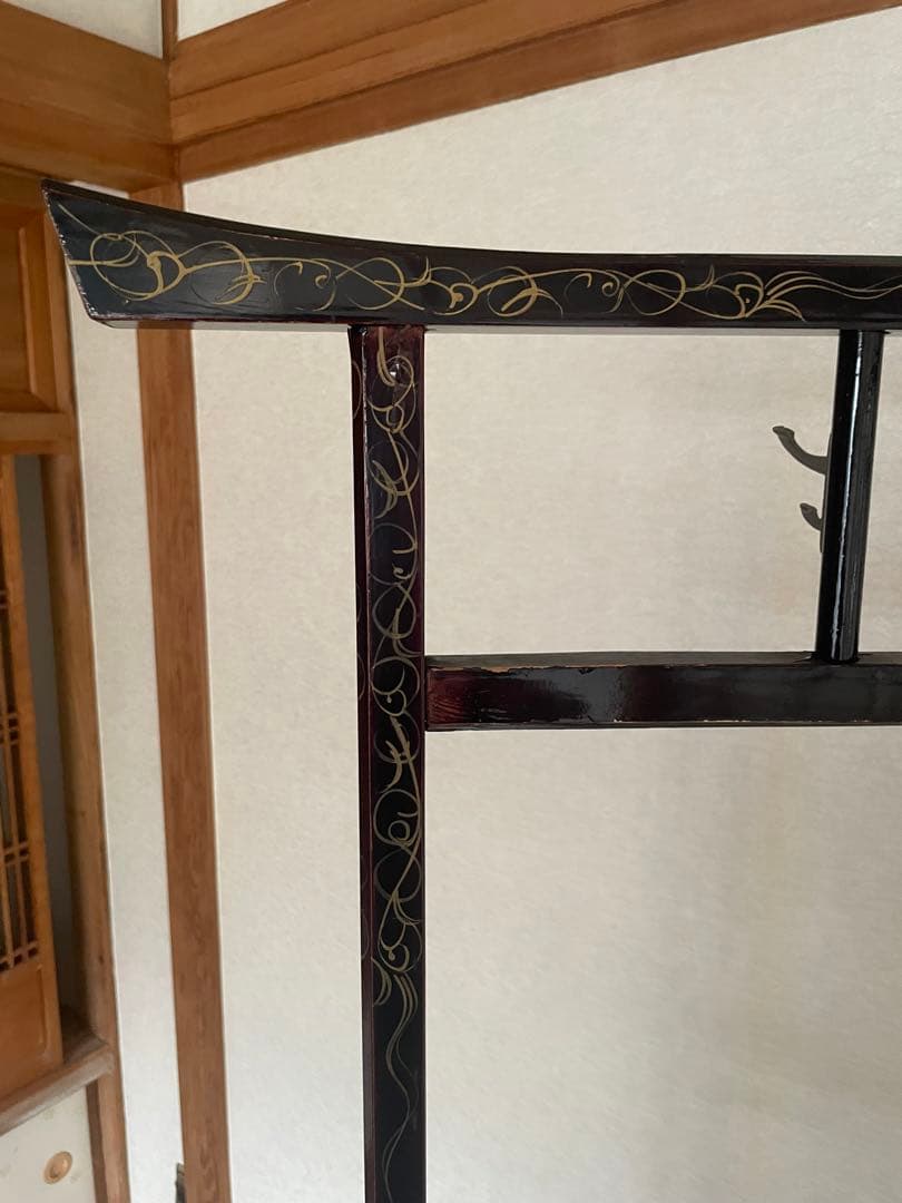 漆塗り　黒の木製衣桁 花の絵柄付き　着物掛け　着物ハンガー　衣桁　骨董品