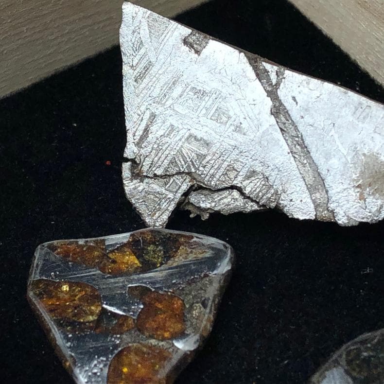 隕石 アルタイ隕石　原皮付き　石鉄隕石　パラサイト隕石　4点　重さ39