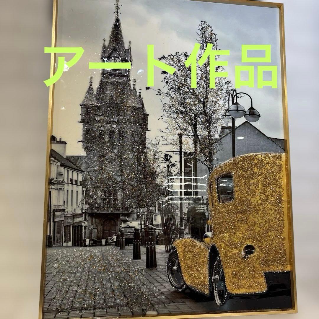 金色のレトロカーと都市風景のアート