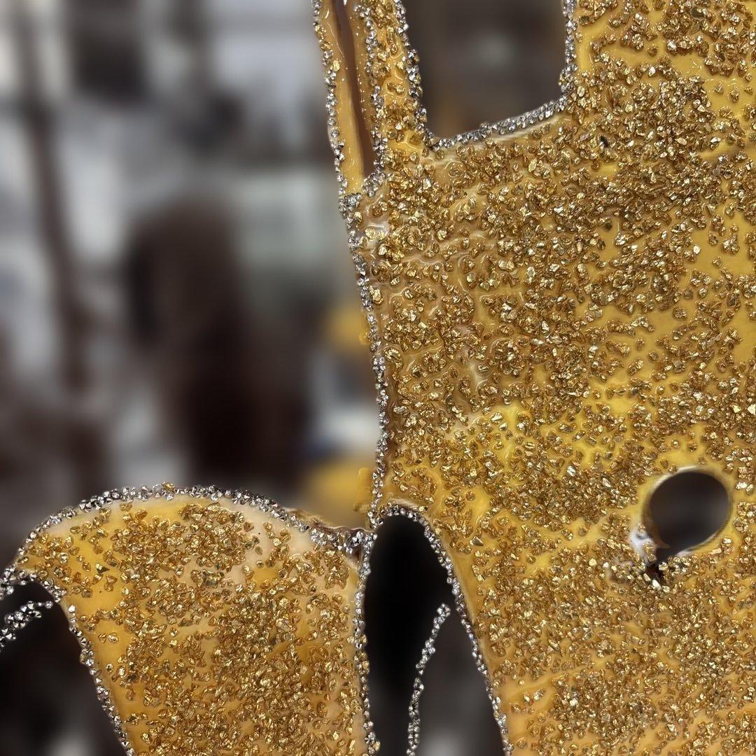 金色のレトロカーと都市風景のアート