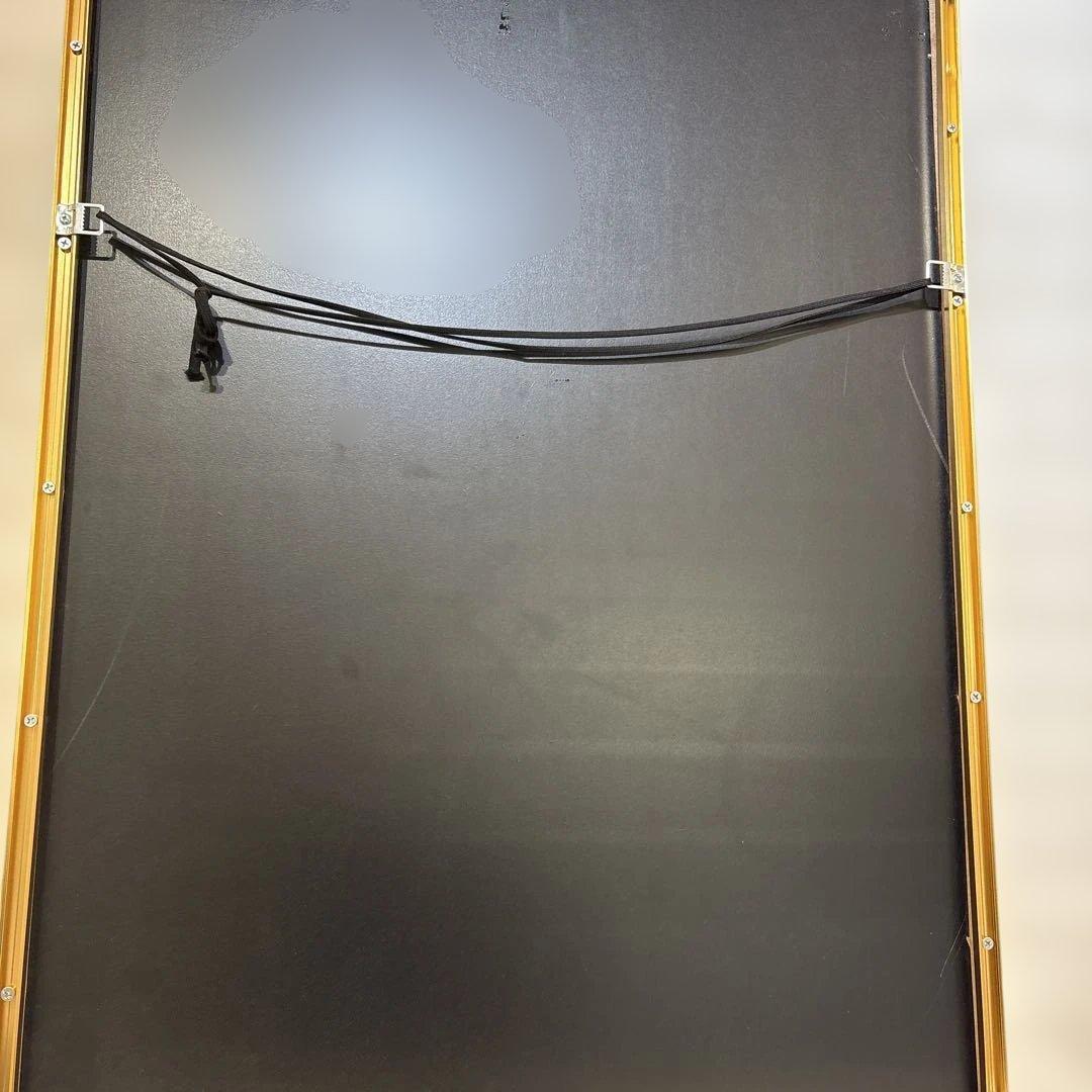 金色のレトロカーと都市風景のアート