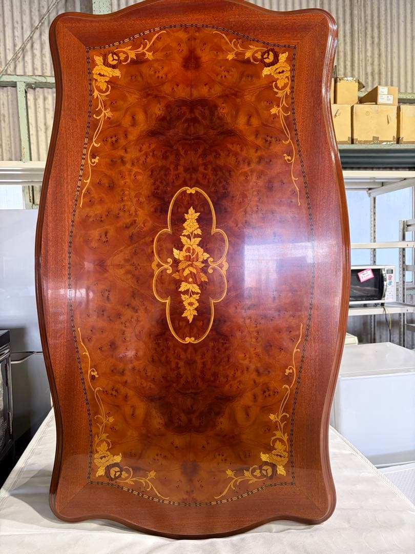 波形天板の木製テーブル