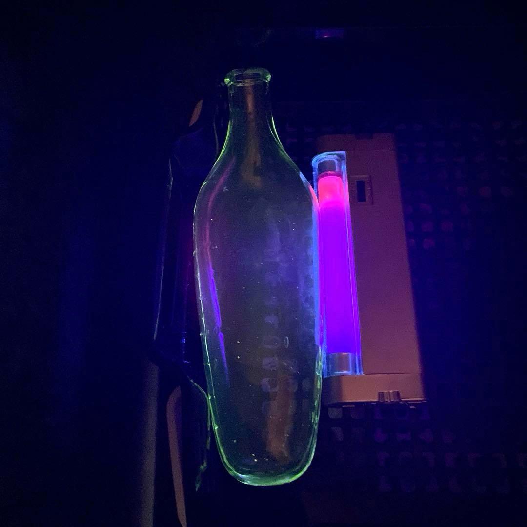 骨董　時代ガラス　希少　ウサギ哺乳瓶　ウサギ車エンボス　ウランガラス