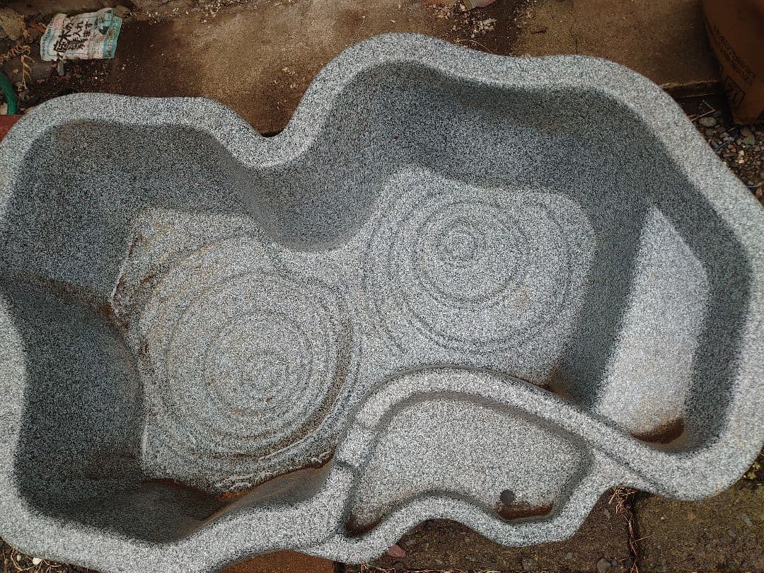 大型プラスチック水槽 自然石風デザイン