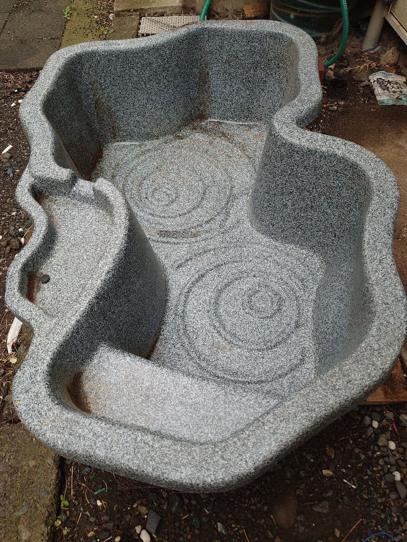 大型プラスチック水槽 自然石風デザイン