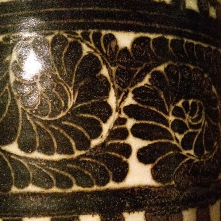 中国陶磁器　磁州窯　浮き彫り筒型壺