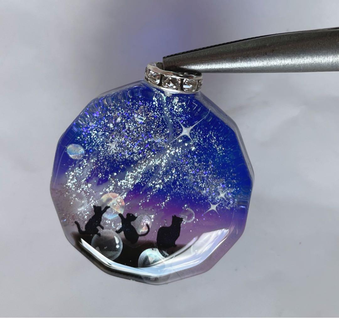 レジン/幻想の星空と子猫達　蓄光　オルゴナイトネックレス
