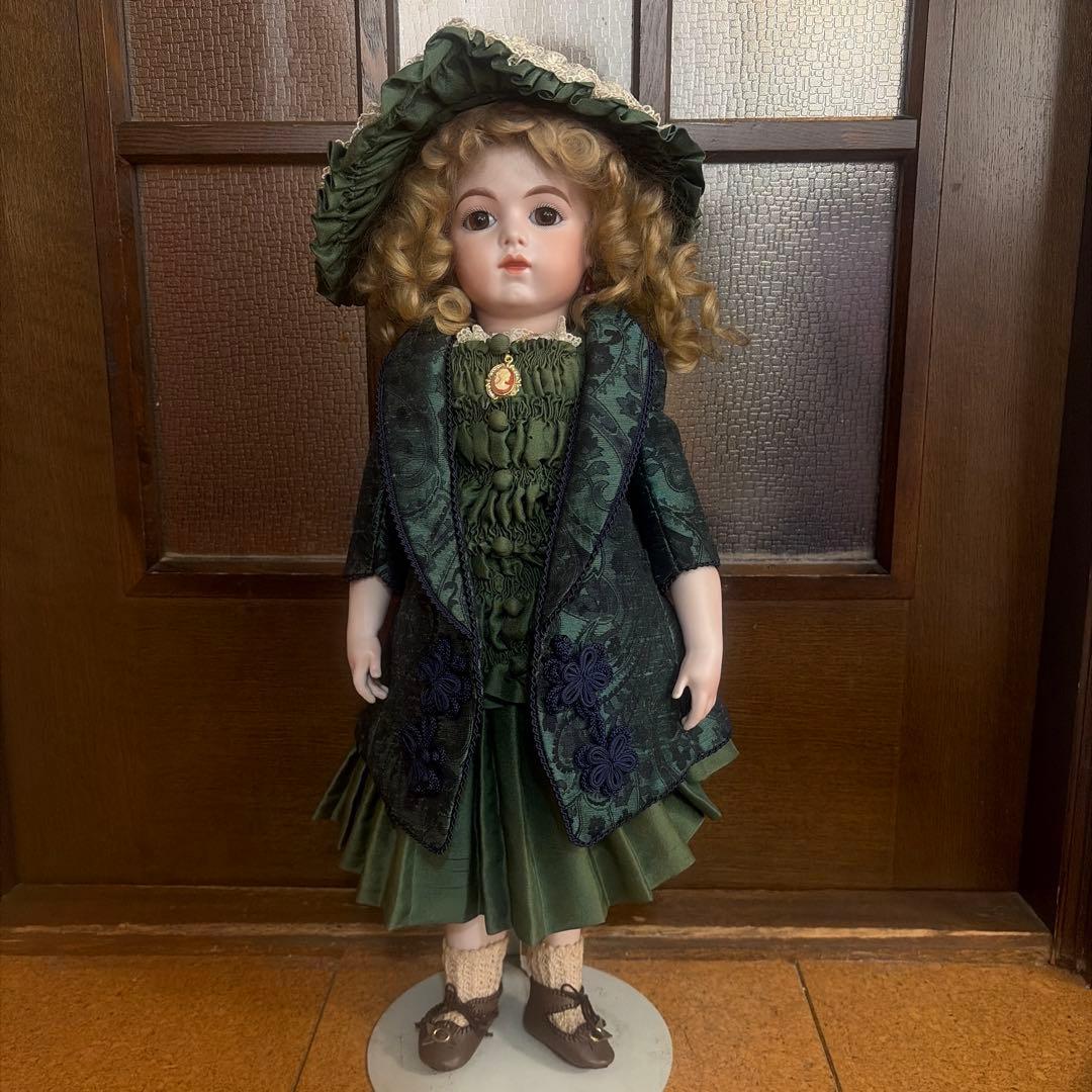 緑色のドレスと帽子の人形