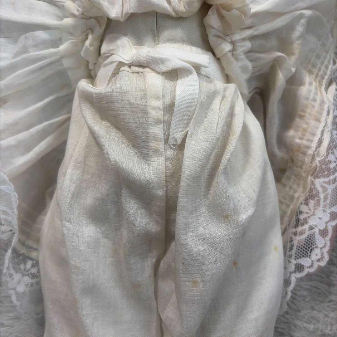 緑色のドレスと帽子の人形