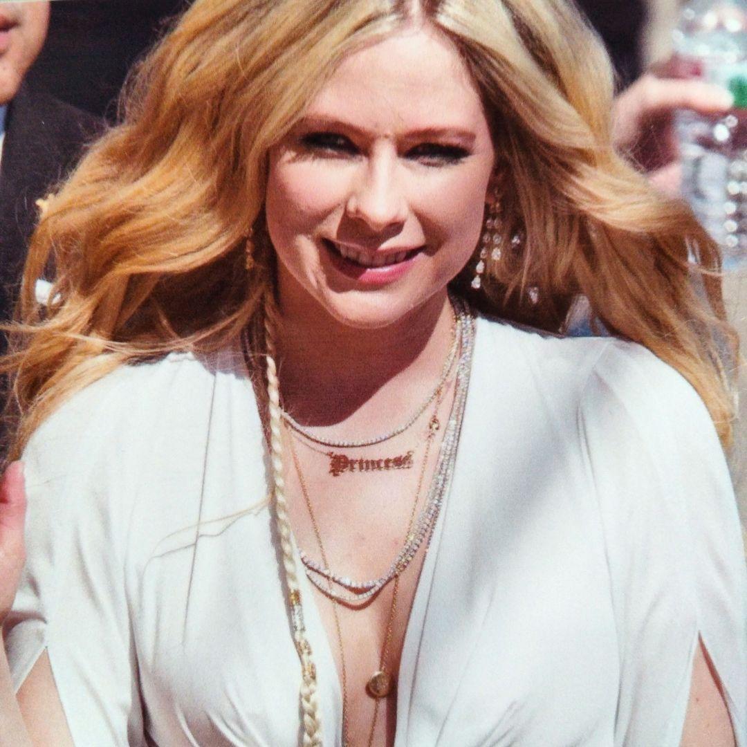 アヴリル・ラヴィーン直筆サイン入り2Lサイズ写真‥Avril Lavigne…