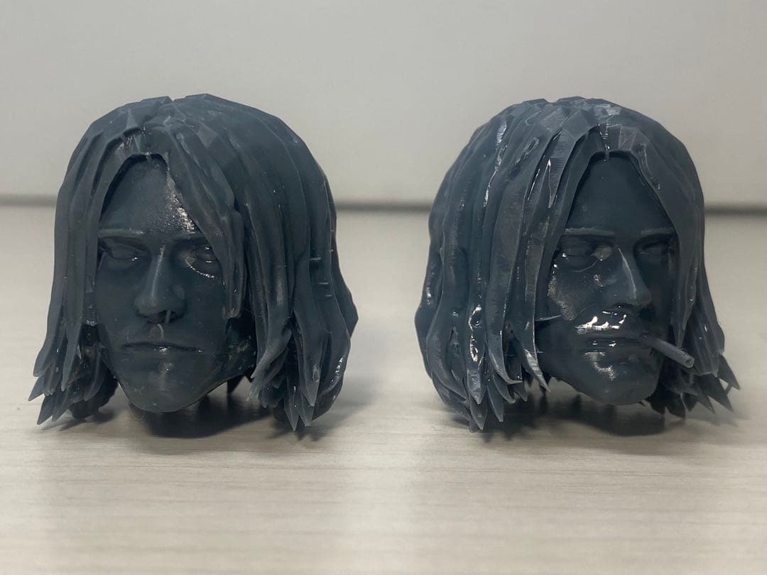 カート・コバーン像　2体　(片方は喫煙)