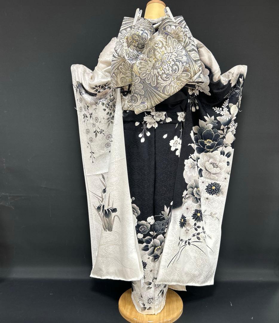 白地に黒　シックな椿や小花の振袖フルセット