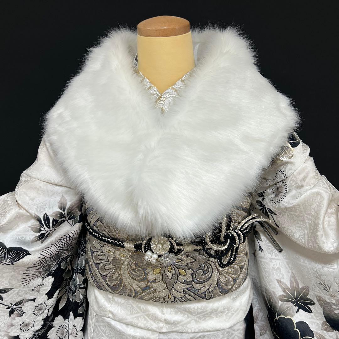 白地に黒　シックな椿や小花の振袖フルセット