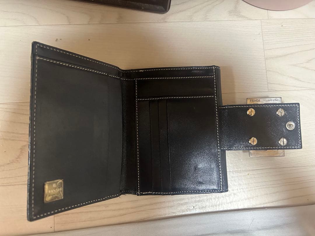 R*様 FENDI 二つ折り財布 FFロゴ