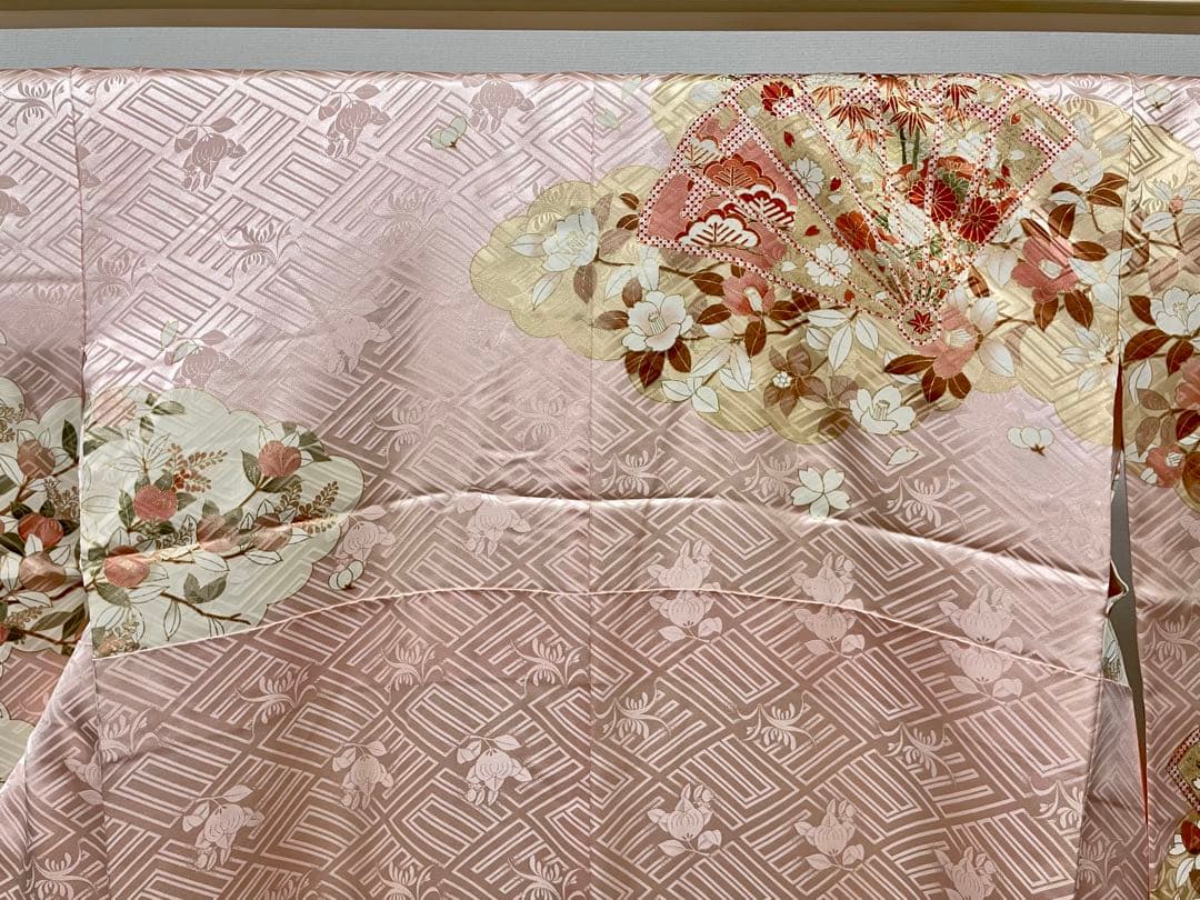 C 美品 吉澤友禅 扇に花々 金駒刺繍 金彩 淡い薄ピンク 正絹 袷 振袖 着物