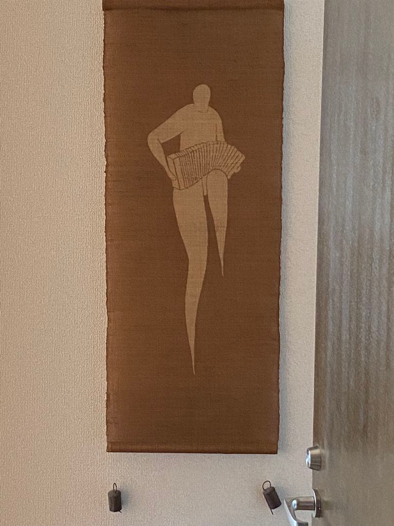 望月通陽　草木染めタペストリー　「奏でる器」からー　「バンドネオン」