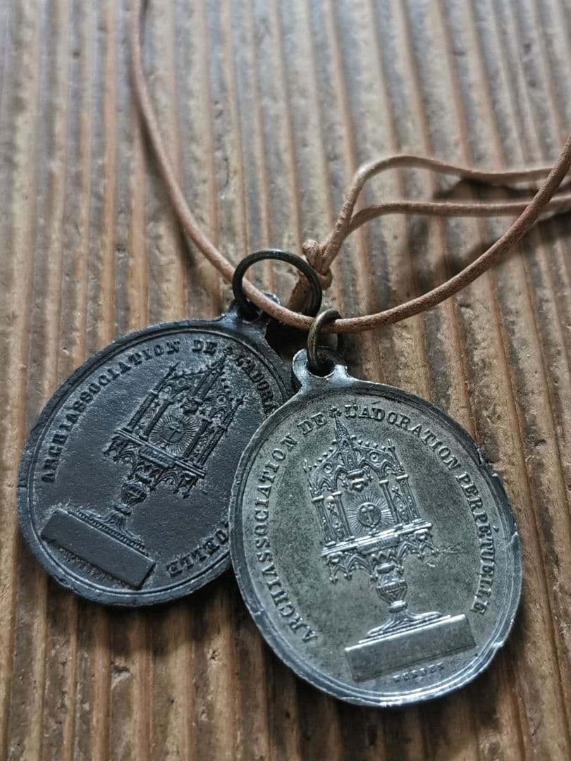 アンティークメダイ 祭壇と聖人 異素材ラージチャーム2枚ペアセット天然革紐付き